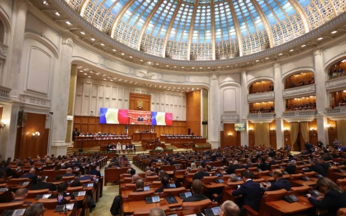 Moțiunea de cenzură împotriva Guvernului Bolojan ajunge în Parlament