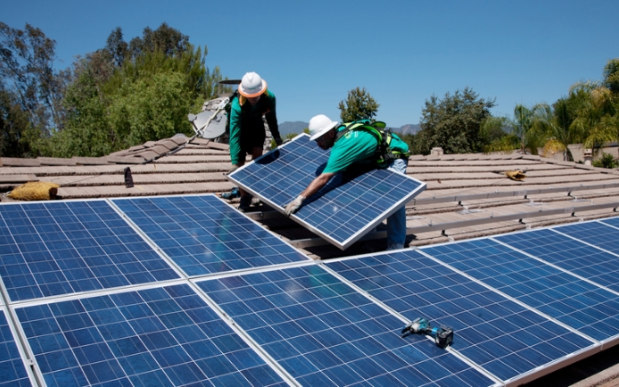 Programul „Casa Verde Fotovoltaice” în pericol: Banii pentru panouri solare ar putea fi redirecționați către CFR