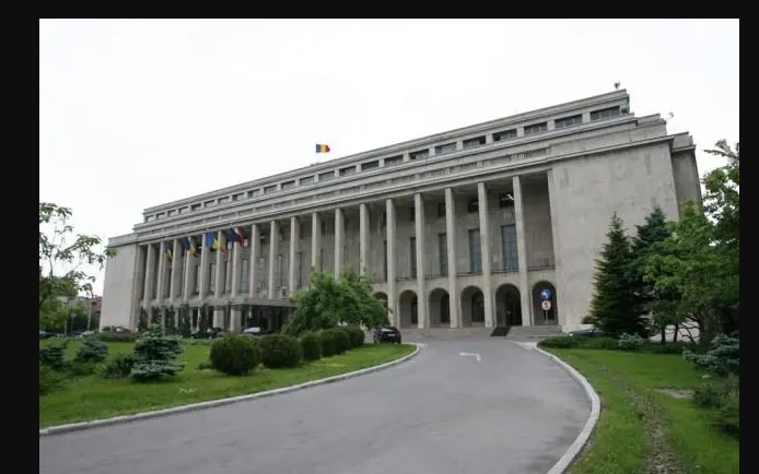 Angajații guvernamentali protestează împotriva reducerilor de beneficii, în timp ce conducătorii primesc privilegii